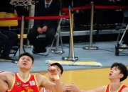 开云体育app-江苏男篮遭遇大逆转，赛场风波不断