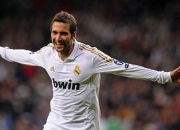 开云体育下载-攻防一体！詹姆斯全能统治助活塞力克奇才