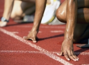 开云体育在线-赛道上的红色闪电，塞恩斯关键制胜，法拉利轻取梅赛德斯