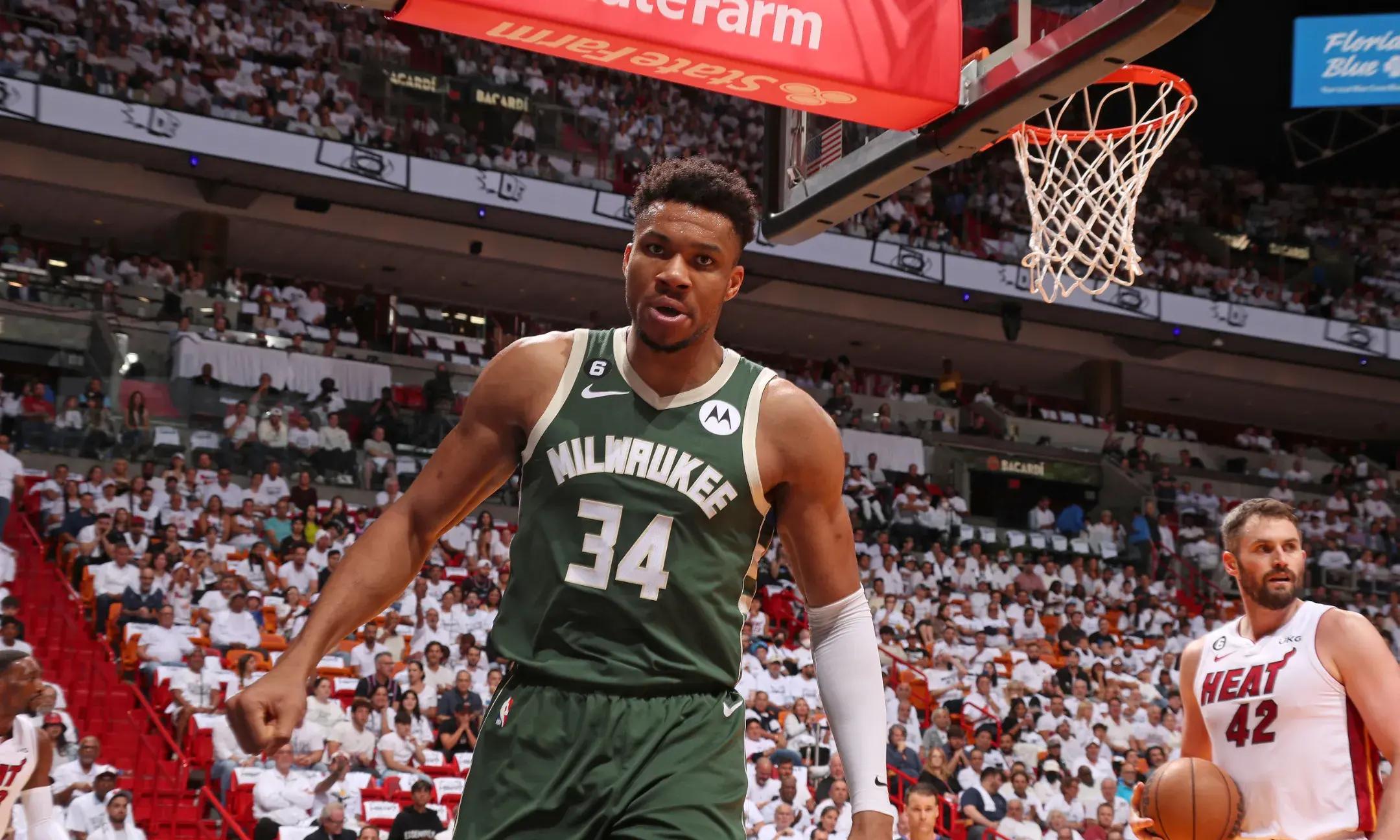 雄鹿B队逆转法国男篮，布克送出助攻