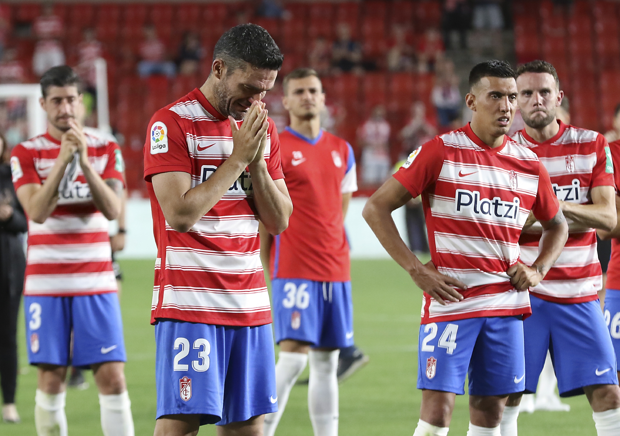 包含格拉纳达客场战平热那亚，积累关键积分的词条