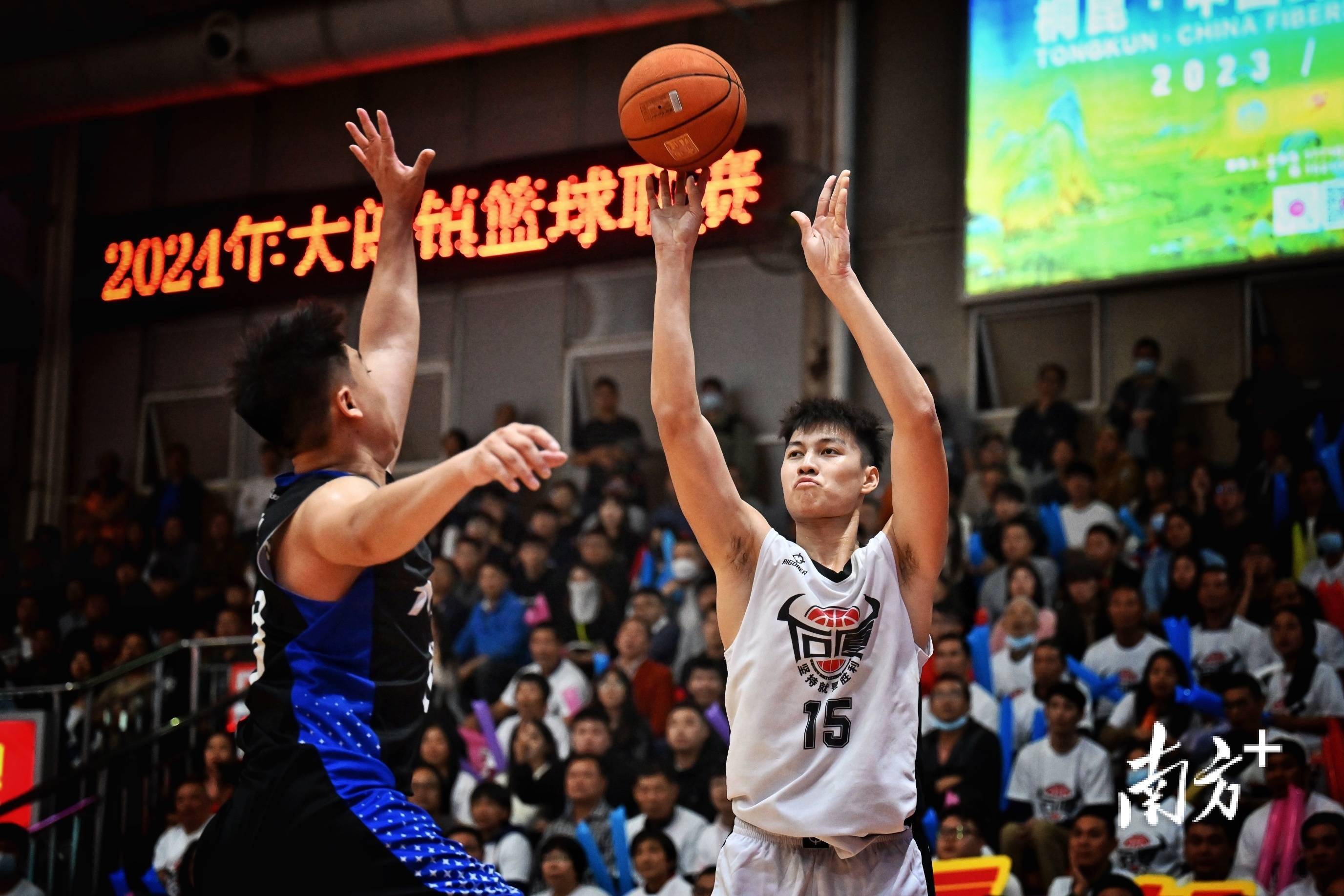 观赏篮球赛的精彩瞬间,球迷欢呼不已 观赏篮球赛的精彩瞬间,球迷欢呼不已