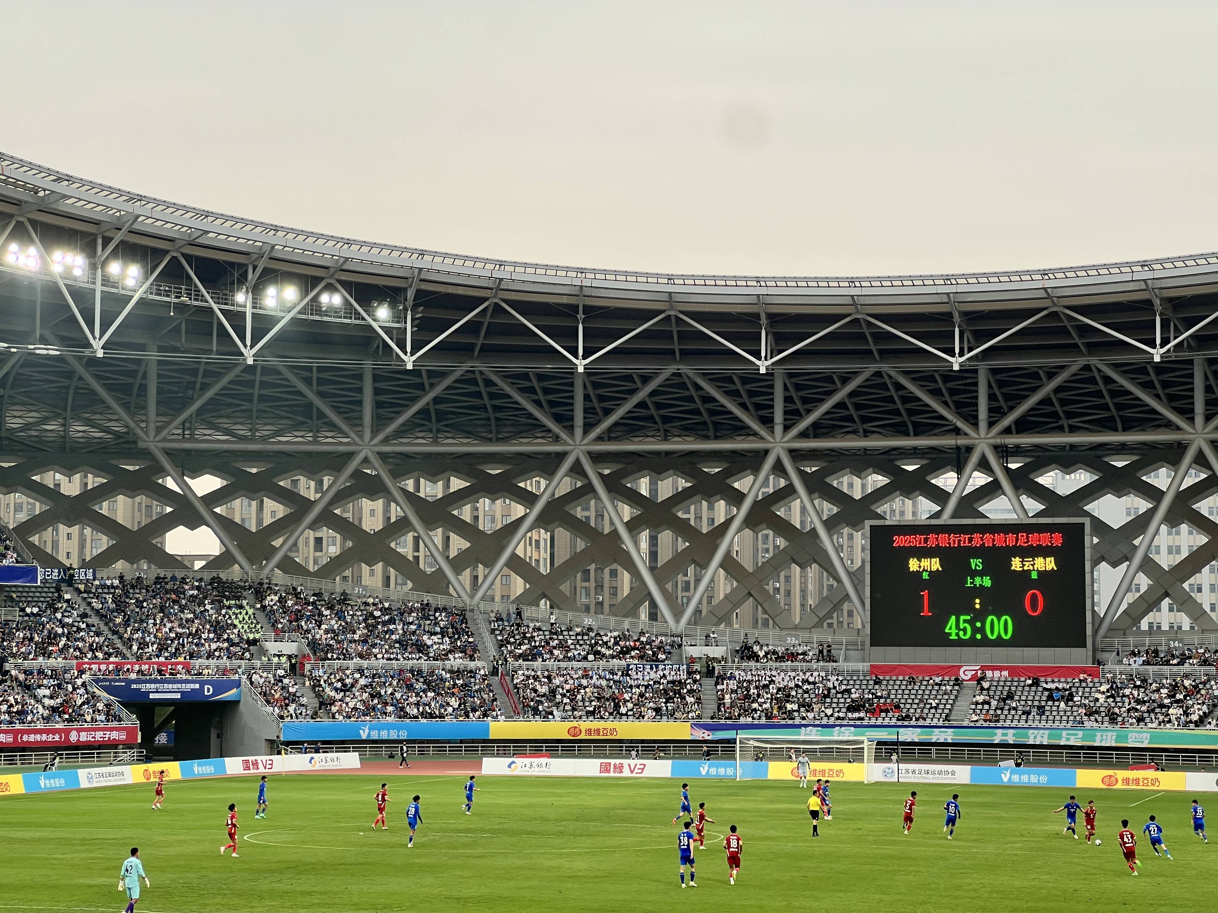 国内足球赛场充满悬念,球队斗志昂扬的简单介绍 国内足球赛场充满悬念,球队斗志昂扬的简单介绍