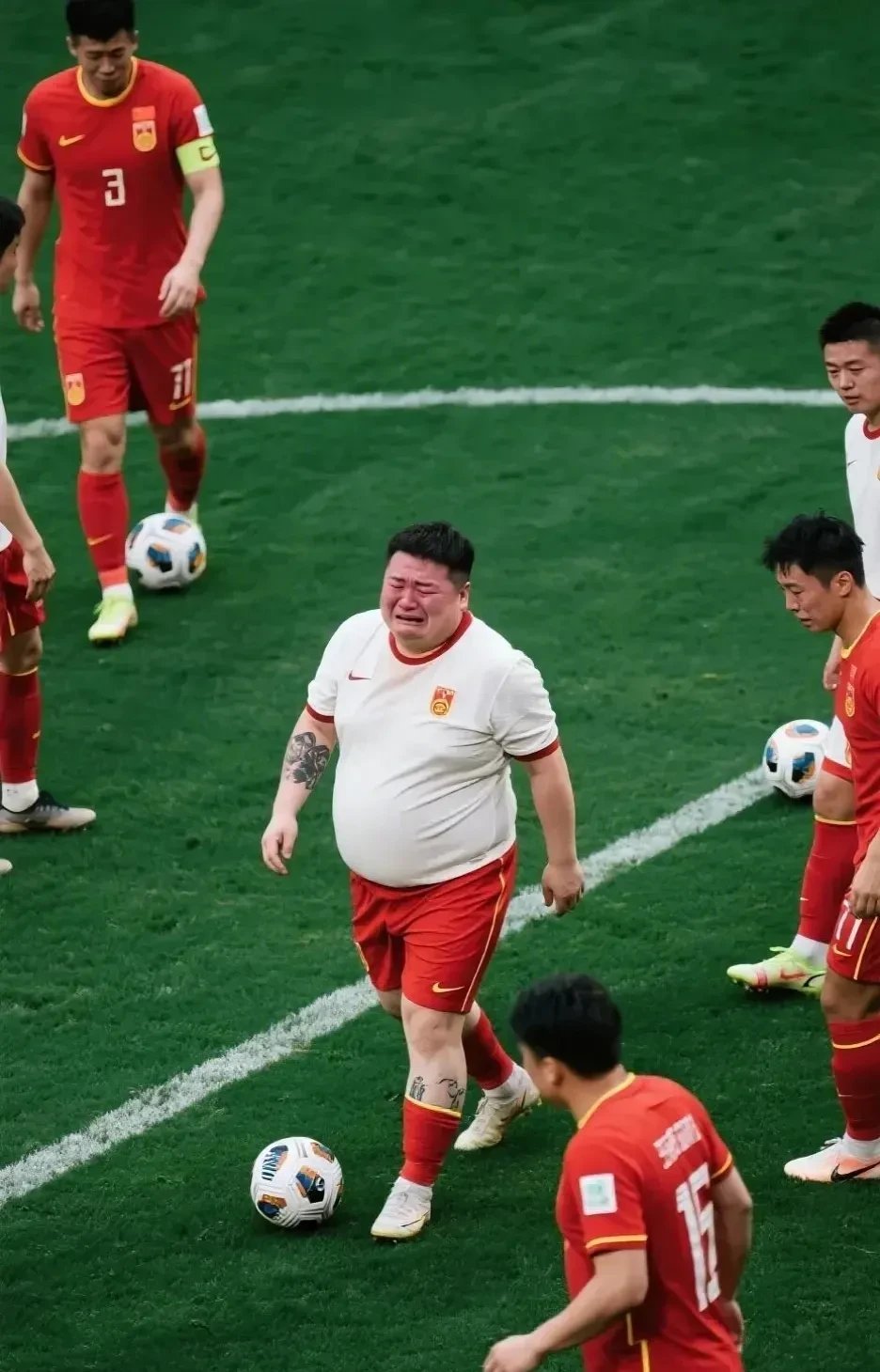 挥汗拼搏,足球场上强队势如破竹! 挥汗拼搏,足球场上强队势如破竹!