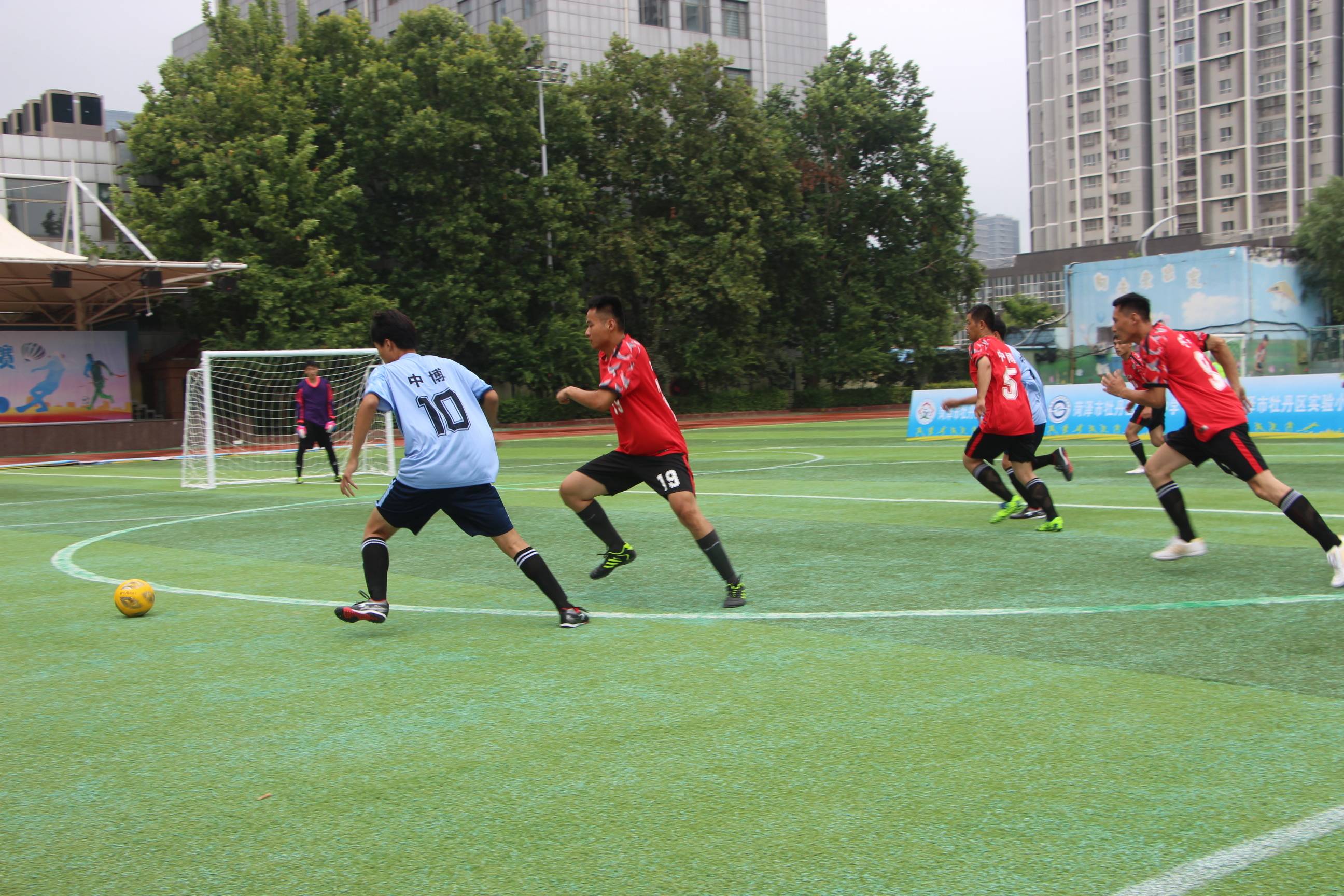 挥汗拼搏,足球场上强队势如破竹! 挥汗拼搏,足球场上强队势如破竹!