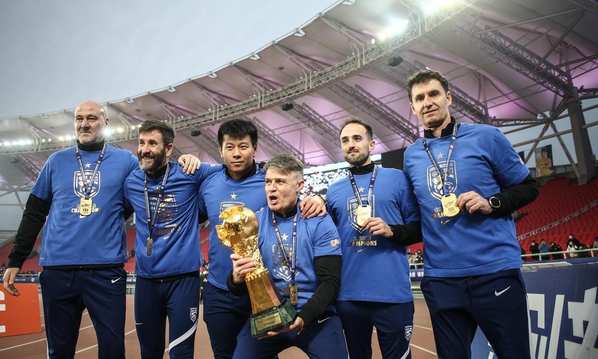 足球赛场领头羊崭露头角,领先之势稳坐榜首的简单介绍 足球赛场领头羊崭露头角,领先之势稳坐榜首的简单介绍