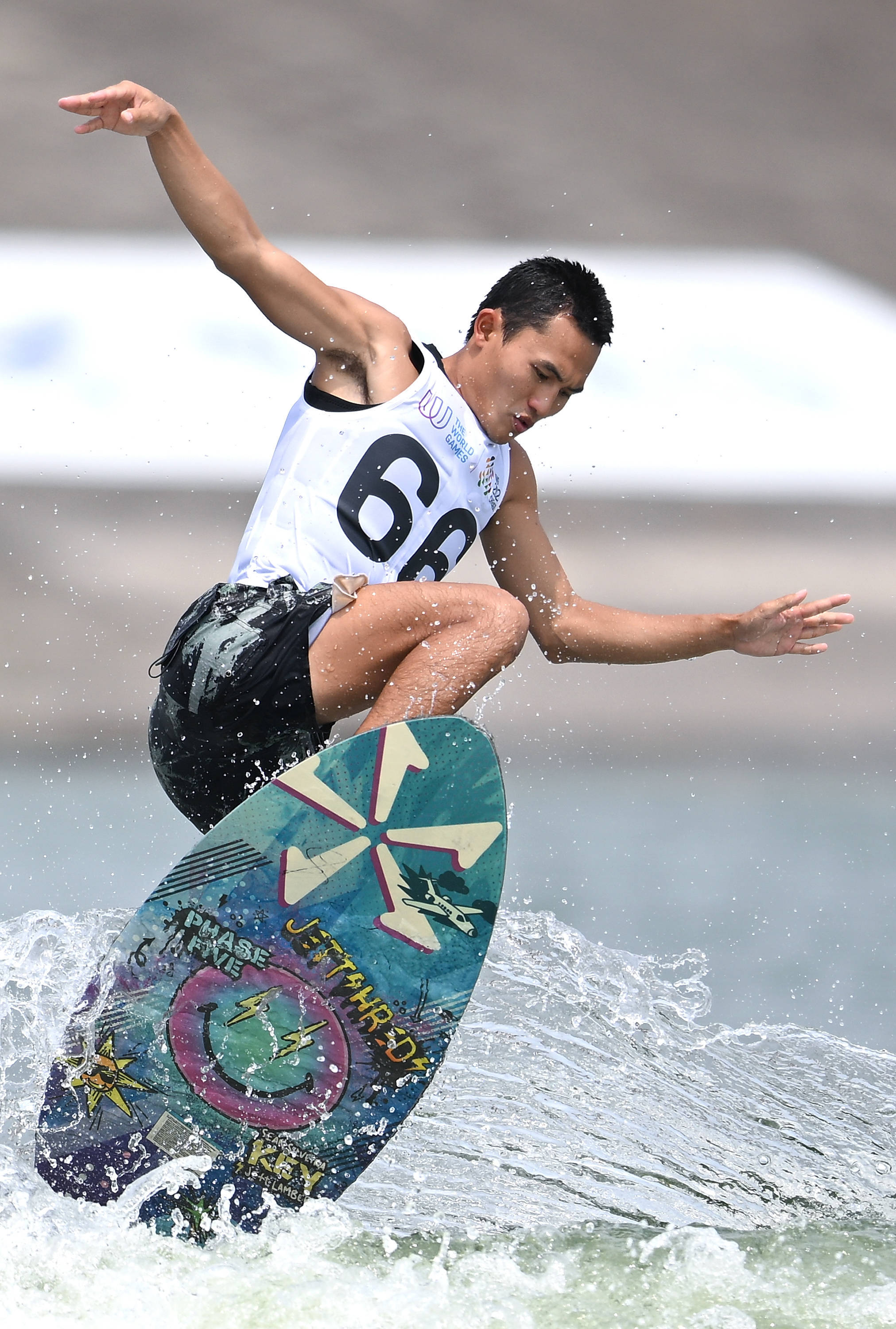 包含冲浪比赛实况报道：选手技艺惊艳观众的词条