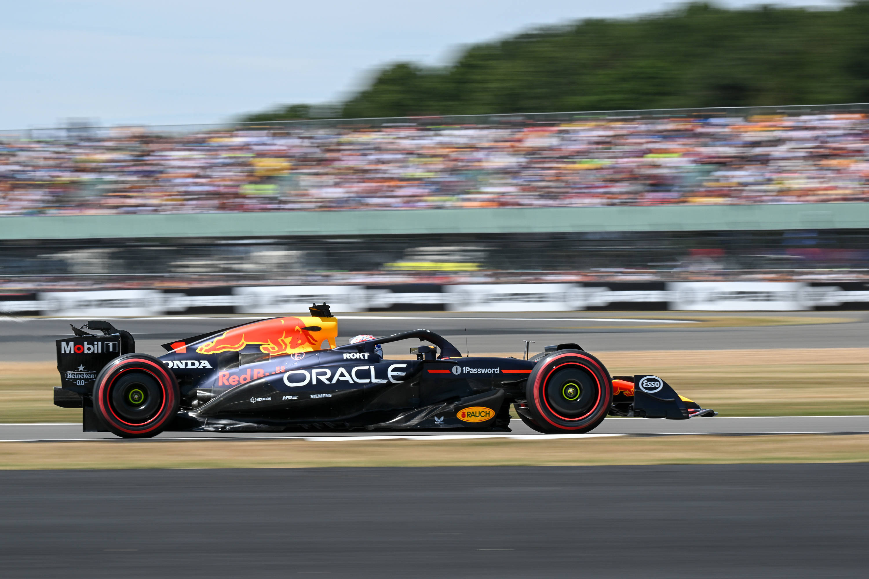 哈斯车队轻取红牛车队,拉塞尔惊艳四座的简单介绍 哈斯车队轻取红牛车队,拉塞尔惊艳四座的简单介绍