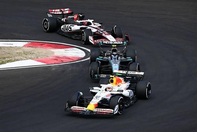 关于阿斯顿马丁逆转雷诺车队,皮亚斯特里扛起全队的信息 关于阿斯顿马丁逆转雷诺车队,皮亚斯特里扛起全队的信息