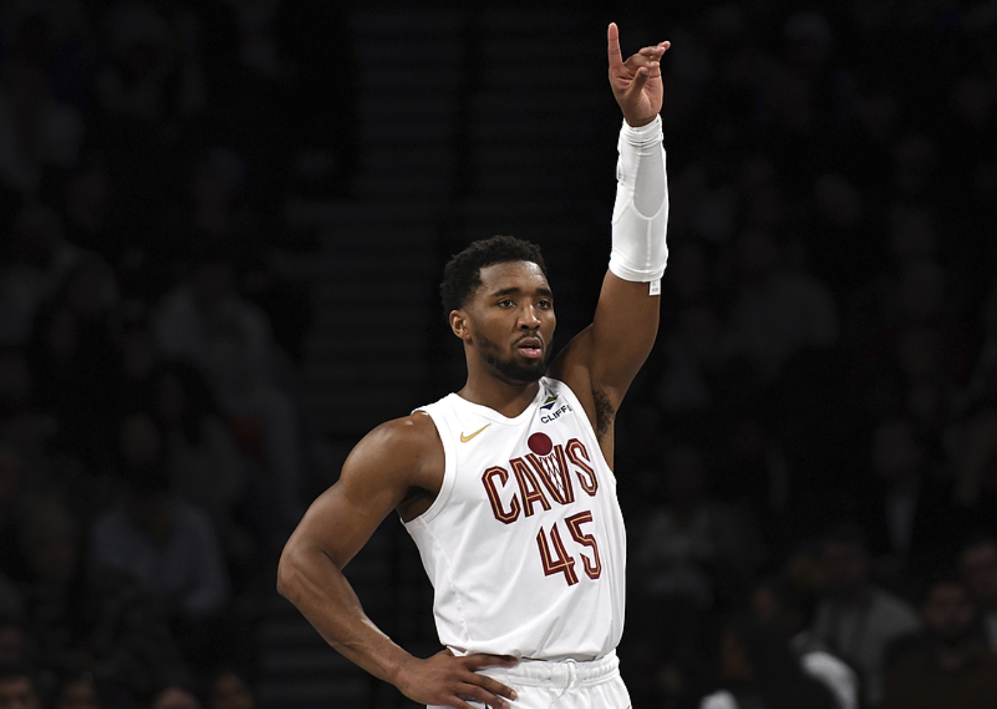 雄鹿力克篮网，米切尔高光表现