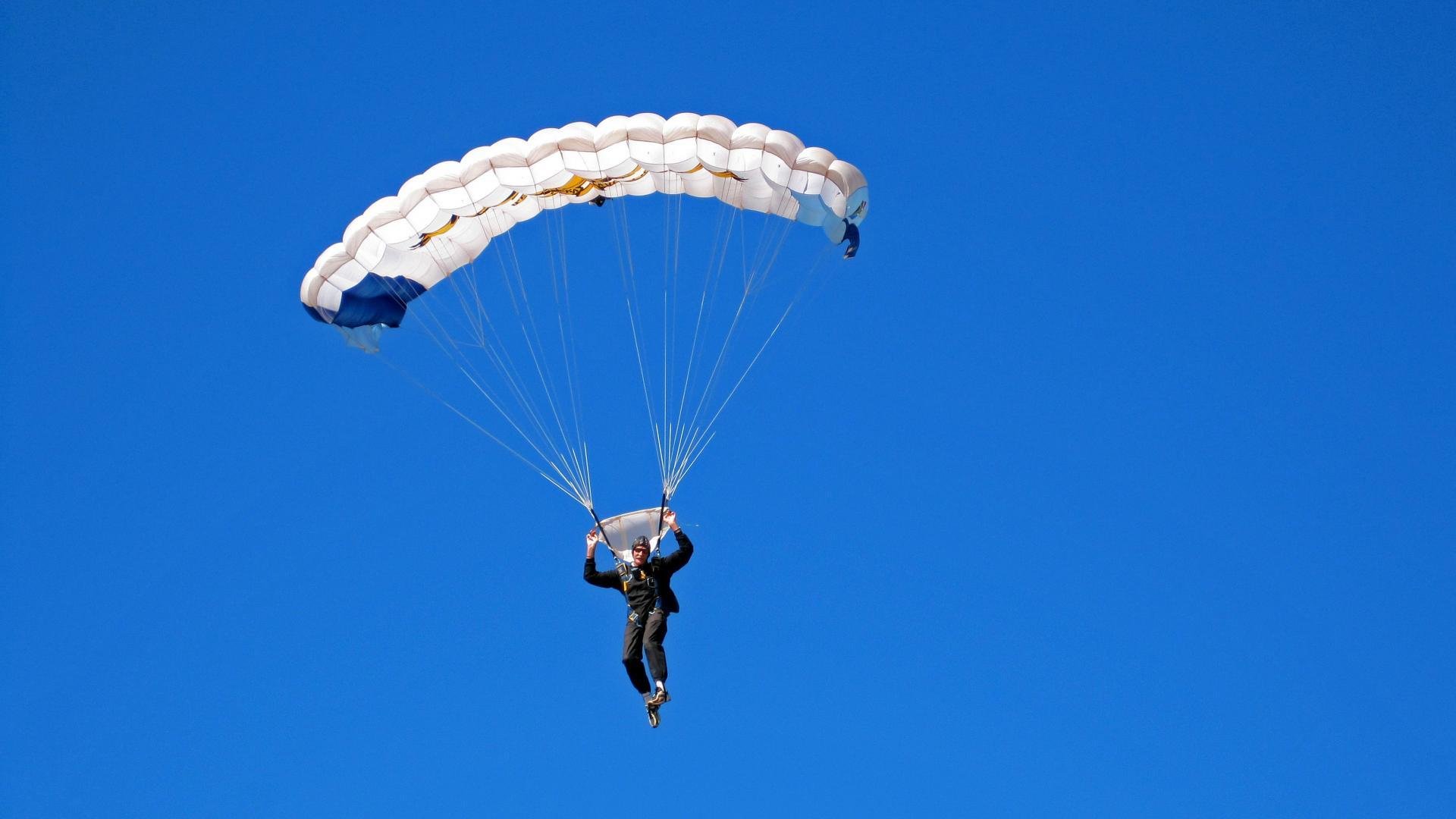 鹰击汽车城，扎克·拉文关键一击，撕裂活塞防线定乾坤